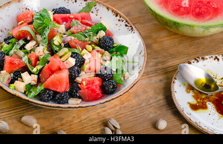 Salade de melon d'eau douce et des mûres. Alimentation saine. Banque D'Images