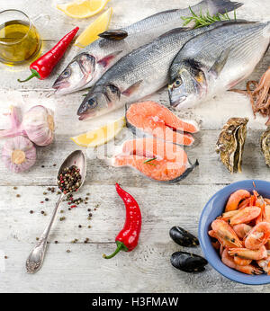 Le poisson frais et fruits de mer sur fond de bois. Mise à plat Banque D'Images