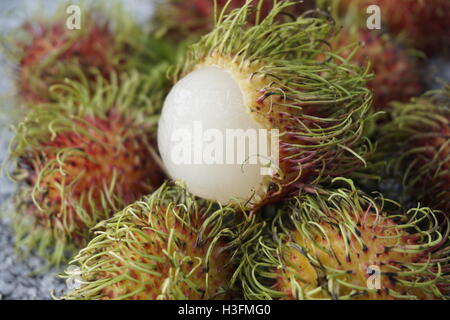 Nephelium lappaceum ramboutan, fruits à chair blanche exposés Banque D'Images
