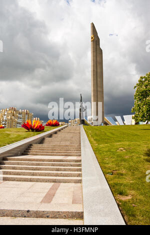 Obélisque "Héros Ville Minsk' près de Musée de la Grande guerre patriotique du Bélarus à Minsk, Biélorussie Banque D'Images