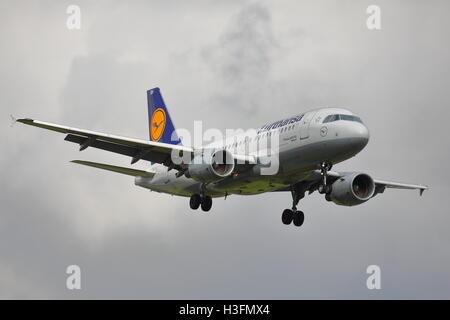 Lufthansa Airbus A319-100 D-AIBH, à l'atterrissage à l'aéroport de Birmingham, UK Banque D'Images