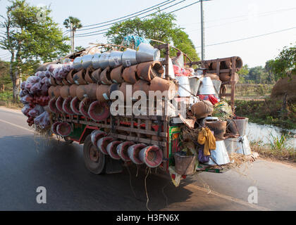 Poêle En argile traditionnel Mobile vendeur à Siem Reap, Cambodge Banque D'Images