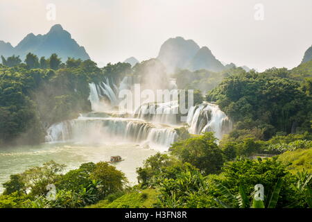 Vue imprenable à Detian cascades dans la province de Guangxi Chine Banque D'Images