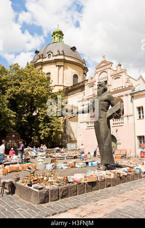 Lviv, Ukraine - le 10 juillet 2015 : marché du livre près de Ivan Fedorov, un des fondateurs de l'Est de l'impression. slave Banque D'Images