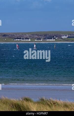 Les véliplanchistes sur Gott Bay, Tiree, Inner Hebrides, Argyll and Bute, Ecosse Banque D'Images