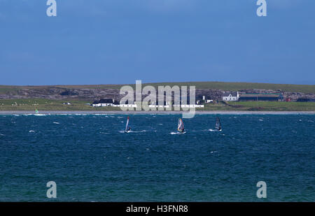 Les véliplanchistes sur Gott Bay, Tiree, Inner Hebrides, Argyll and Bute, Ecosse Banque D'Images