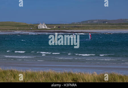 Les véliplanchistes sur Gott Bay, Tiree, Inner Hebrides, Argyll and Bute, Ecosse Banque D'Images