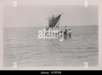 Le felucca égyptien ou le faluka un bateau à voile arabe traditionnel utilisé pour le transport général de fret, de personnes et pour la pêche. Photo prise dans la région d'Ismailia sur le Grand lac Amer en 1952 Banque D'Images