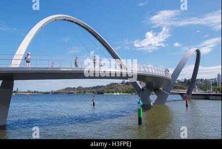 Perth, WA,10,2016 Australia-April:Elizabeth Quay avec pont suspendu, les touristes et la rivière Swan d'artificiel dans la région de Perth, Australie occidentale. Banque D'Images