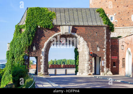 Bernardynska Gate. Entrée au château royal de Wawel à Cracovie (Cracovie, Pologne) Banque D'Images