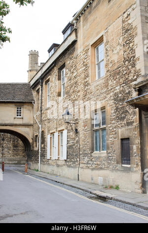 Logements et pont couvert au Queen's Lane, Oxford, Angleterre, avec le projet d'un nouvel ordre dans l'arrière-plan. Banque D'Images