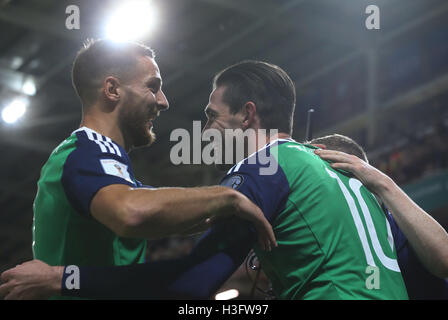 L'Irlande du Nord Kyle Lafferty (à droite) célèbre marquant son deuxième but de côtés du jeu pendant la Coupe du Monde 2018 match de qualification à Windsor Park, Belfast. Banque D'Images