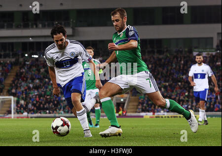 L'Irlande du Nord Niall McGinn (droite) et Saint-marin est Davide Cesarini bataille pour la balle durant la Coupe du Monde 2018 match de qualification à Windsor Park, Belfast. Banque D'Images