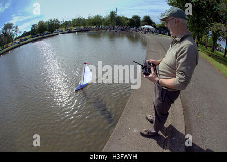 Bateau à écran, y compris les quais et jouet chalutier voilier lors des fêtes locales à journée portes ouvertes à l'Knightswood Park. Banque D'Images