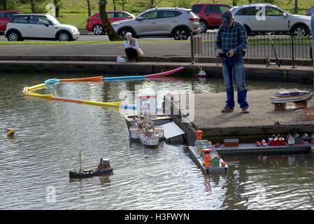 Bateau à écran, y compris les quais et jouet chalutier voilier lors des fêtes locales à journée portes ouvertes à l'Knightswood Park. Banque D'Images