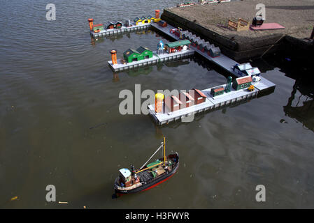 Bateau à écran, y compris les quais et jouet chalutier voilier lors des fêtes locales à journée portes ouvertes à l'Knightswood Park. Banque D'Images