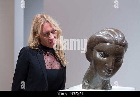 Diana Widmaier Picasso, petite-fille de Pablo Picasso, pose avec tête de femme (Marie-thérèse), Bronze, 1931. Banque D'Images