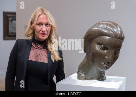 Diana Widmaier Picasso, petite-fille de Pablo Picasso, pose avec tête de femme (Marie-thérèse), Bronze, 1931. Banque D'Images