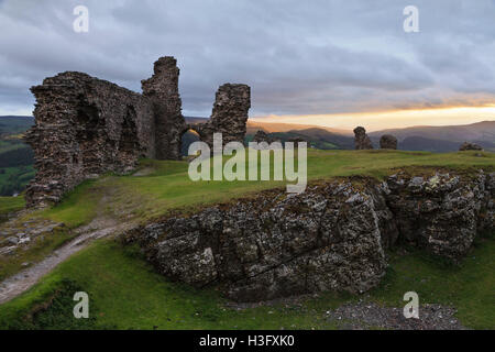 Castell Dinas Brân au coucher du soleil. Banque D'Images