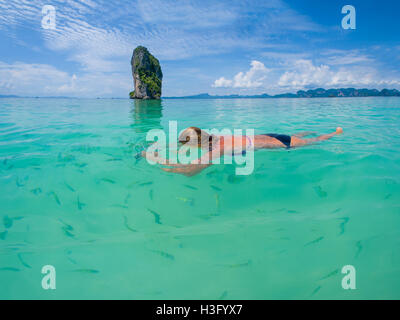 Femme nage avec tuba, la mer d'Andaman, Thaïlande Banque D'Images