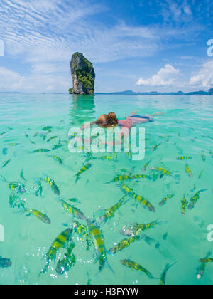 Femme nage avec tuba, la mer d'Andaman, Thaïlande Banque D'Images