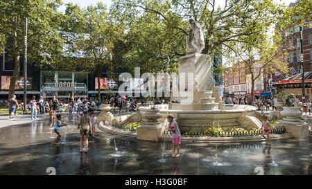 Enfants jouant dans les fontaines à Leicester Square dans le centre de Londres Banque D'Images