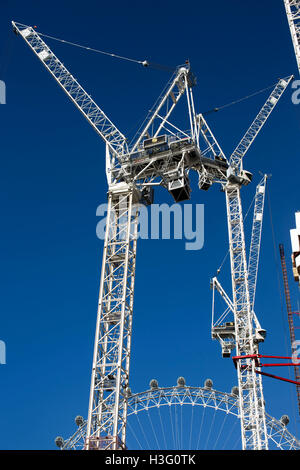 Grues blanches construction Southbank metal roue du millénaire Banque D'Images