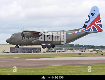 Le Lockheed Martin C-130J Hercules C5 (ZH883), qui fait partie de la Royal Air Force, arrive à Fairford le 7 juillet 2016. Cet avion de transport est largement utilisé pour les missions militaires et humanitaires, démontrant les capacités de transport aérien du Royaume-Uni. Banque D'Images