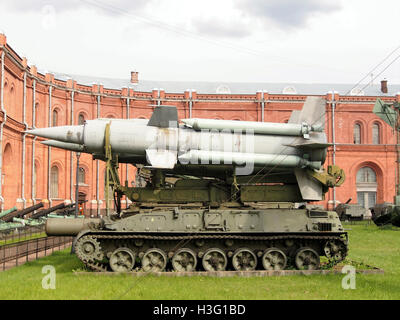 Le 2P24 TEL 2K11 Krug est un système de défense aérienne exposé au Musée de l'artillerie de Saint-Pétersbourg. Ce système mobile a été conçu pour intercepter les avions ennemis et représente la technologie militaire soviétique pendant la guerre froide. Banque D'Images