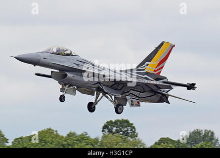 Le Lockheed Martin F-16AM Fighting Falcon (FA-123) de la composante aérienne belge arrive à Fairford pour le Royal International Air Tattoo 2016 le 7 juillet 2016. Cet avion fait partie de la flotte de l’armée de l’air belge, reconnue pour sa polyvalence et son efficacité au combat. Le F-16 est un chasseur multirôle, capable d'opérations air-air et air-sol. Banque D'Images