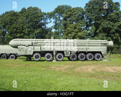 Cette image montre un Topol ICBM (missile balistique intercontinental) exposé au Musée de l'artillerie de Saint-Pétersbourg, en Russie. L'ICBM Topol est un élément clé de l'arsenal nucléaire russe, conçu pour les frappes de missiles stratégiques à longue portée. Banque D'Images