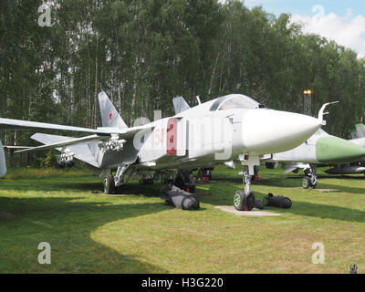 Le Soukhoï Su-24 est un bombardier de l'ère soviétique exposé au Musée central de l'armée de l'air à Monino, en Russie. Cet avion était connu pour sa conception d'aile à flèche variable et a été utilisé pour des bombardements tactiques pendant la guerre froide. Banque D'Images