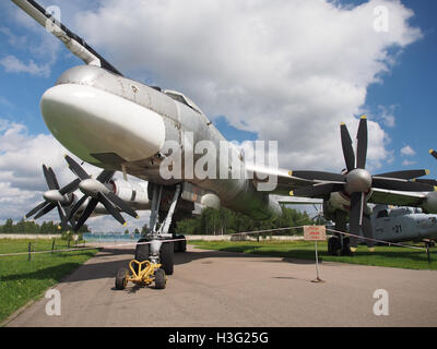 Le tu-95MS, un bombardier stratégique russe, est exposé au Central Air Force Museum. Cet avion est connu pour ses capacités à longue portée et était un atout clé des forces aériennes de l'Union soviétique, continuant à servir dans l'armée russe aujourd'hui. Banque D'Images