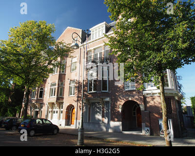 L'image d'Emmaplein 8-12 fait probablement référence à une adresse ou un lieu précis dans une ville, représenté dans une œuvre photographique ou artistique. Le titre suggère qu'il s'agit d'un cadre résidentiel ou urbain capturé sous une forme visuelle. Banque D'Images