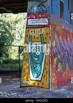 L'image présente des graffitis sur le pont 54P d'Amsterdam, représentant la culture urbaine Street art dans la ville. Cette forme d’art reflète l’intersection moderne des espaces publics et de l’expression personnelle. Banque D'Images