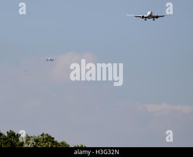 Une photographie montrant quatre avions approchant la piste 09L de London Heathrow le 10 septembre 2015. L'image capture le trafic aérien très fréquenté typique de ce grand aéroport international. Banque D'Images