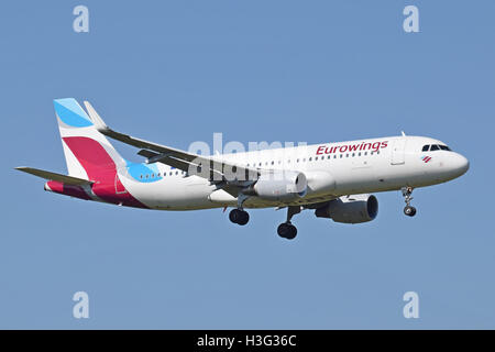 L'avion Eurowings A320-200 (d-AIZS) atterrit à l'aéroport de Londres Heathrow le 15 septembre 2015. Cet avion de ligne commercial fait partie de la flotte d'Eurowings et fournit des vols court et moyen-courriers à travers l'Europe. Banque D'Images