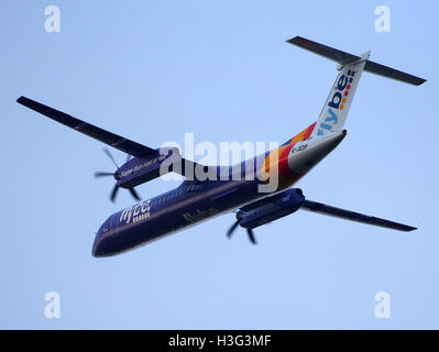 G-JEDP est un Bombardier Dash 8 Q400, au départ de l'aéroport de Schiphol. Cet avion turbopropulsé est couramment utilisé pour les vols régionaux en Europe, fournissant des services court-courriers efficaces et fiables. Banque D'Images