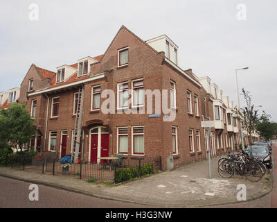 Cette photographie montre le coin de *Leeuwerikstraat* et *Havikslaan*, deux rues des pays-Bas, probablement capturées au milieu du XXe siècle. La scène met en valeur l'architecture urbaine et les rues résidentielles hollandaises typiques de cette période. Banque D'Images