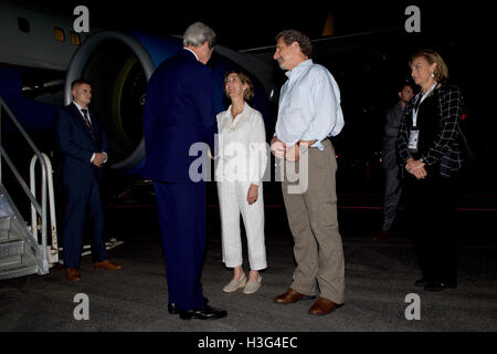 Le secrétaire d'Etat John Kerry, surveillée par l'Ambassadeur américain en Colombie Kevin Whitaker, serre la main avec le Vice-ministre colombien des affaires étrangères Patricia Londono le 26 septembre 2016, comme il arrive à l'aéroport international Rafael Núñez à Cartagena, Colombie, pour assister à une cérémonie de la paix entre le gouvernement et les Forces armées révolutionnaires de Colombie (FARC) qui met fin à une période de cinq années de conflit. Banque D'Images