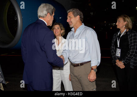 Le secrétaire d'Etat John Kerry, surveillée par le Vice-ministre colombien des affaires étrangères Patricia Londono, serre la main avec l'Ambassadeur des États-Unis en Colombie Kevin Whitaker, le 26 septembre 2016, comme il arrive à l'aéroport international Rafael Núñez à Cartagena, Colombie, pour assister à une cérémonie de la paix entre le gouvernement et les Forces armées révolutionnaires de Colombie (FARC) qui met fin à une période de cinq années de conflit. Banque D'Images