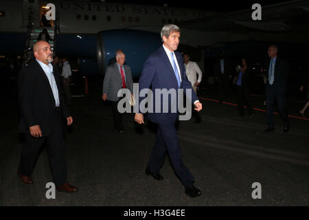 Le secrétaire d'Etat John Kerry arrive à l'aéroport international Rafael Nuñez à Carthagène en Colombie, le 26 septembre 2016. Banque D'Images