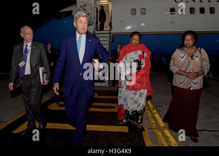 Le secrétaire d'Etat John Kerry promenades avec l'ambassadeur américain au Kenya Robert Godec, secrétaire de cabinet kenyan des Affaires étrangères, Mme Amina Mohamed, du Kenya et Chef adjoint du Protocole Monica Juma après le secrétaire est arrivé à l'Aéroport International Jomo Kenyatta à Nairobi, Kenya, le 21 août 2016, avant la tenue des réunions avec le président Kenyan Uhuru Kenyatta et les dirigeants régionaux pour les discussions à propos de la Somalie et du Soudan du Sud. [Ministère de l'État photo/ ] Banque D'Images