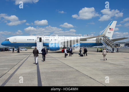 Le secrétaire d'Etat John Kerry en attente approche son avion à Paris-LeBourget à Paris, France, le 24 juillet 2016, avant de s'envoler à Vientiane, au Laos, à assister à la réunion annuelle de l'Association des nations de l'Asie du Sud-Est. Banque D'Images