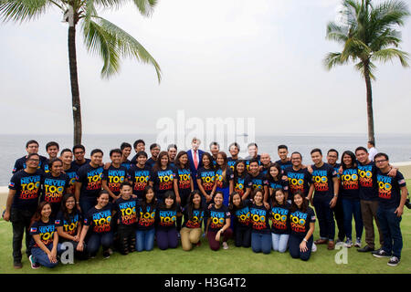 Le secrétaire d'Etat John Kerry pose pour une photo de groupe avec les participants à une jeune Initiative Chefs d'Asie du Sud-Est (YSEALI) Mer et Terre Camp défenseur le 27 juillet 2016, à l'hôtel Sofitel à Manille, aux Philippines, après qu'ils ont tenu une discussion sur leurs efforts de préservation de l'océan commun. Banque D'Images