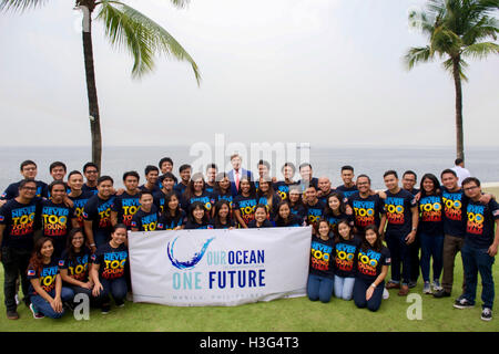 Le secrétaire d'Etat John Kerry pose pour une photo de groupe avec les participants à une jeune Initiative Chefs d'Asie du Sud-Est (YSEALI) Mer et Terre-Avocat Camp - tous les tenant une bannière vantant la troisième édition de notre conférence "l'Océan" le département d'État parrainera en septembre - le 27 juillet 2016, à l'hôtel Sofitel à Manille, aux Philippines, après avoir tenu une discussion sur leurs efforts de préservation de l'océan. Banque D'Images