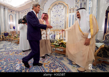 Salman roi de l'Arabie saoudite accueille le secrétaire d'État américain John Kerry, comme il arrive le 25 août 2016, à la Cour Royale à Jeddah, Arabie saoudite, pour une réunion bilatérale discussions précédentes avec les ministres régionaux axés sur le Yémen et d'autres questions du golfe Persique. [Ministère de l'État photo/ ] Banque D'Images