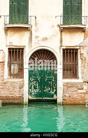 Ancienne porte d'entrée du canal à Venise (Italie). En un vintage photo. Banque D'Images