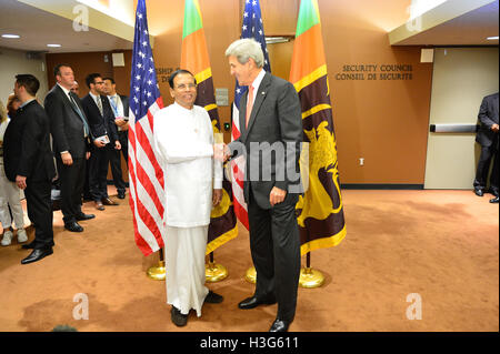 Le secrétaire d'Etat John Kerry se réunit avec le président du Sri Lanka, Maithripala Sirisena, à l'Organisation des Nations Unies, à New York City, New York le 21 septembre 2016. Banque D'Images