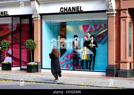 Londres, Angleterre, Royaume-Uni. Sloane Street - Chanel (à no. 169) Banque D'Images